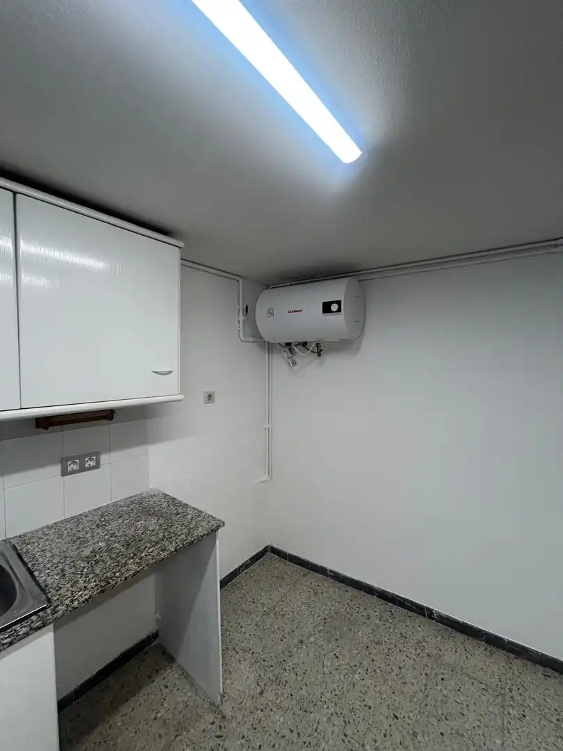 Cocina de Oficina de alquiler en Barcelona con Aire acondicionado y Calefacción