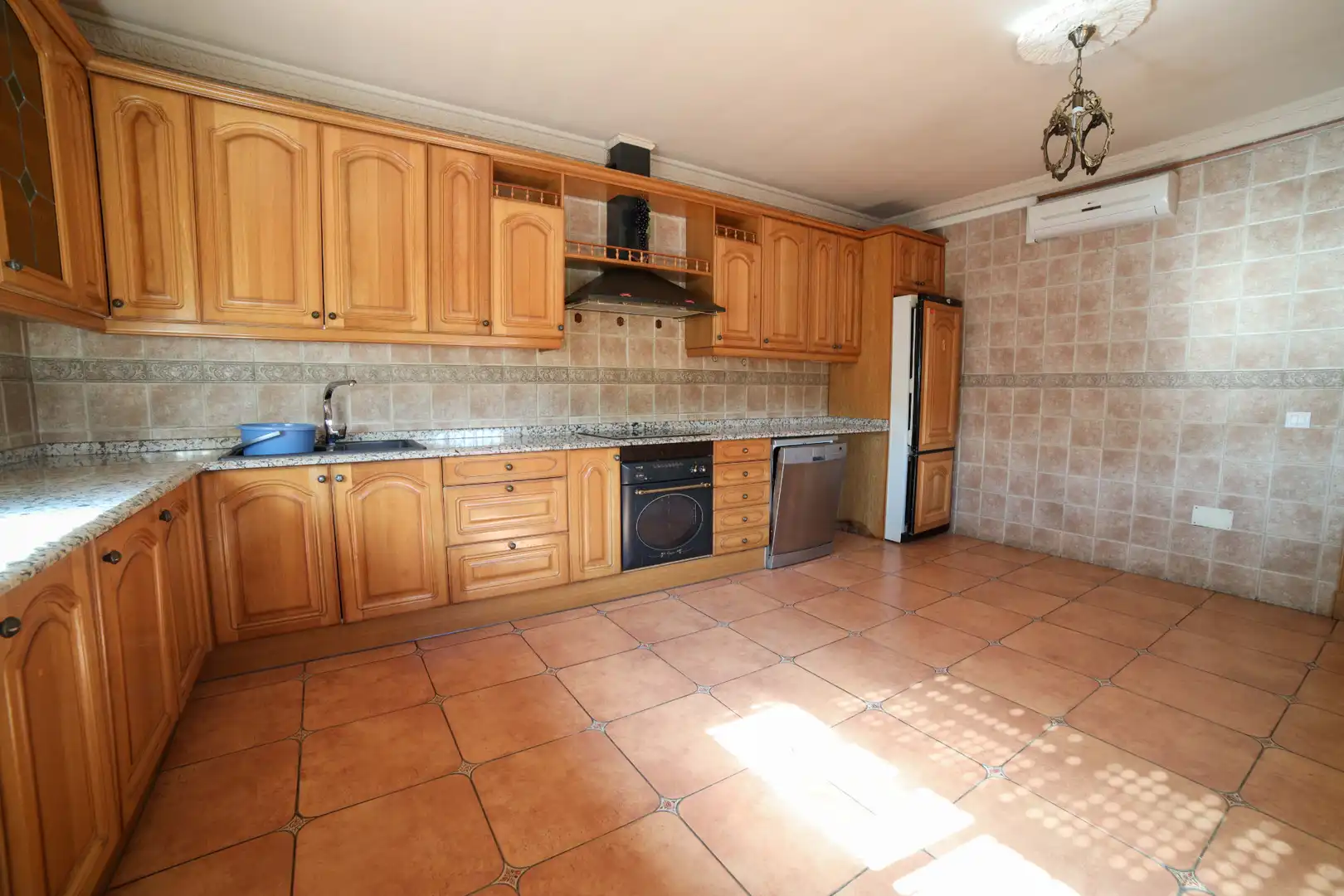 Cuina de Casa o xalet en venda en Arroyomolinos (Madrid) amb Aire condicionat, Calefacció i Jardí privat