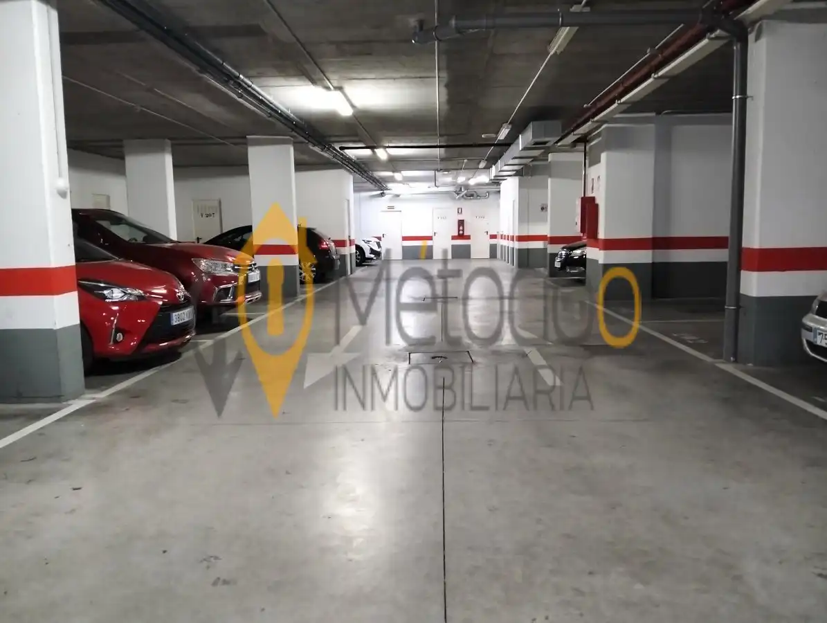 Parking de Piso en venta en Sevilla con Aire acondicionado, Calefacción y Jardín privado
