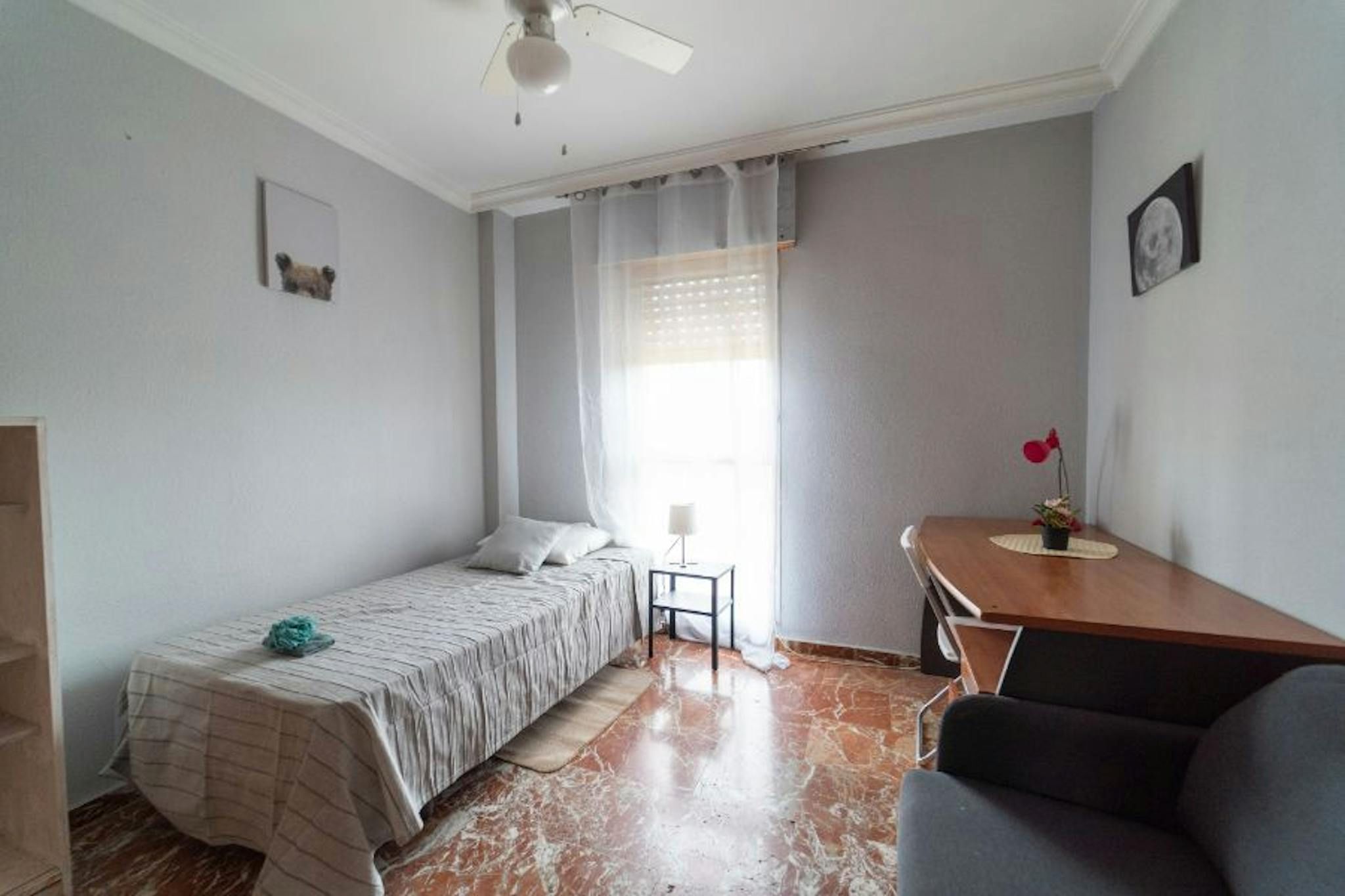 Bedroom of Flat to share in  Sevilla Capital  with Washing machine
