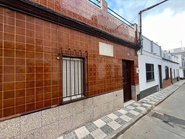 Casa-chalet en Venta en Calle de la Azucena en Cantillana