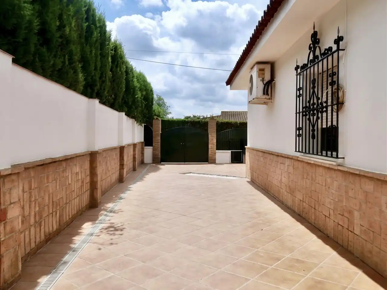 Terrassa de Casa o xalet en venda en Espartinas amb Aire condicionat, Jardí privat i Terrassa