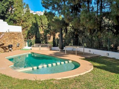 Piscina de Casa adosada en venda en Mijas amb Aire condicionat, Jardí privat i Terrassa