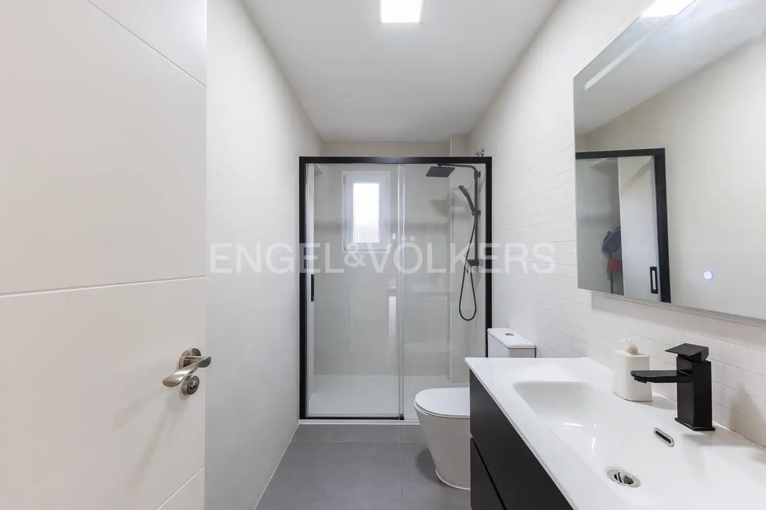 Bathroom of Houses for sale in L'Eliana  with Air Conditioner, Heating and Private garden