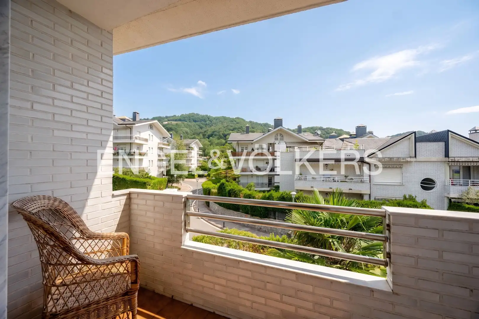 Vista exterior de Casa adosada en venda en Donostia - San Sebastián  amb Calefacció, Jardí privat i Terrassa