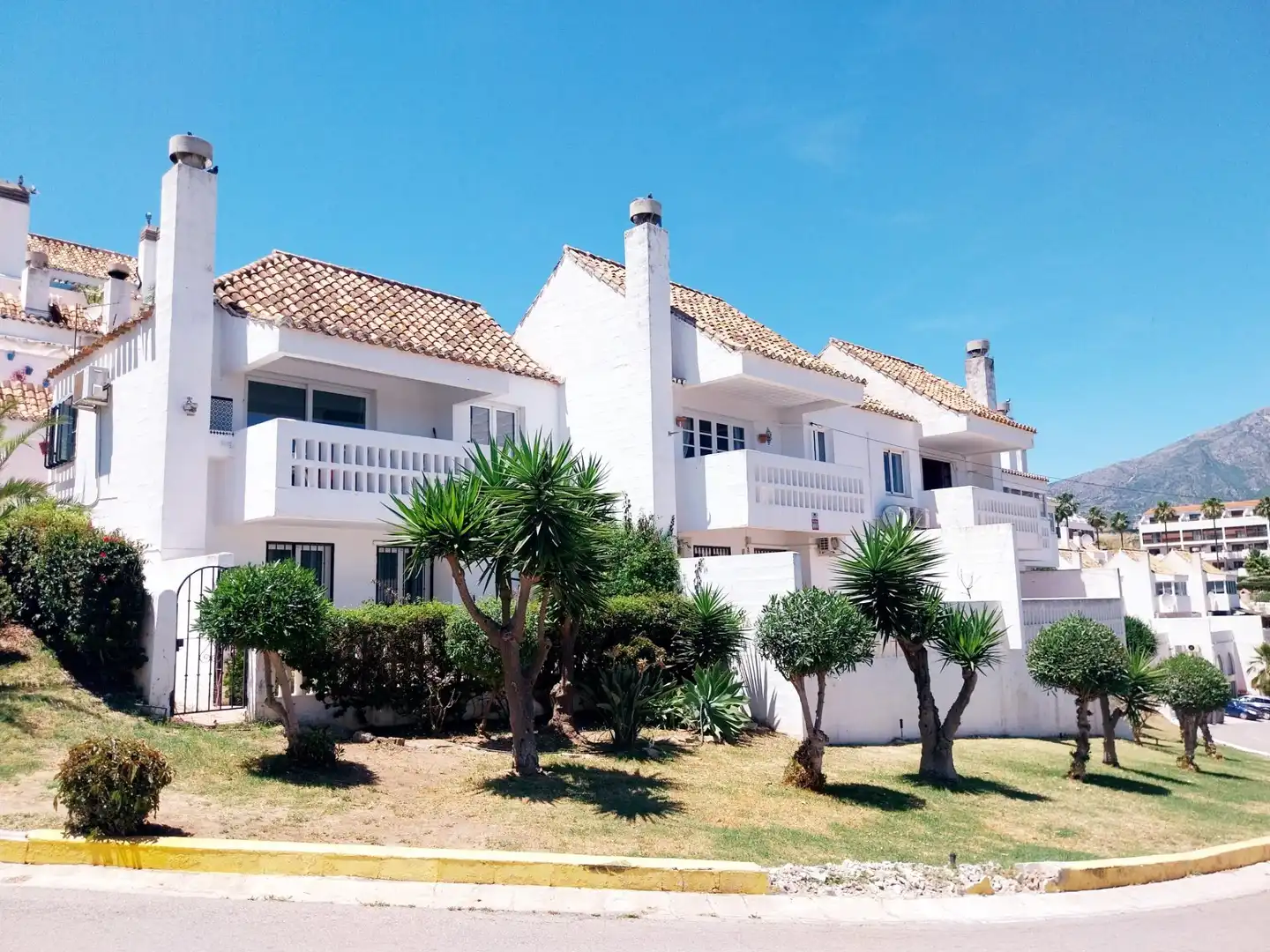 Außenansicht von Einfamilien-Reihenhaus zum Verkauf in Mijas mit Klimaanlage, Heizung und Terrasse