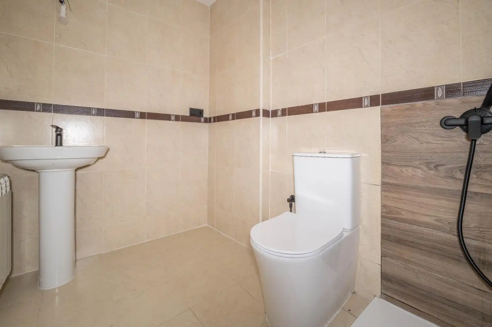 Bany de Pis en venda en Cenes de la Vega amb Calefacció, Balcó i Piscina comunitària
