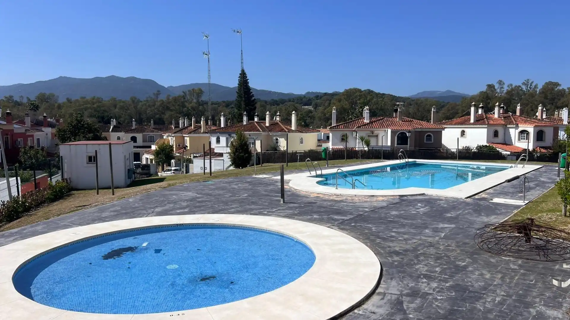 Piscina de Casa adosada en venda en Los Barrios amb Piscina comunitària