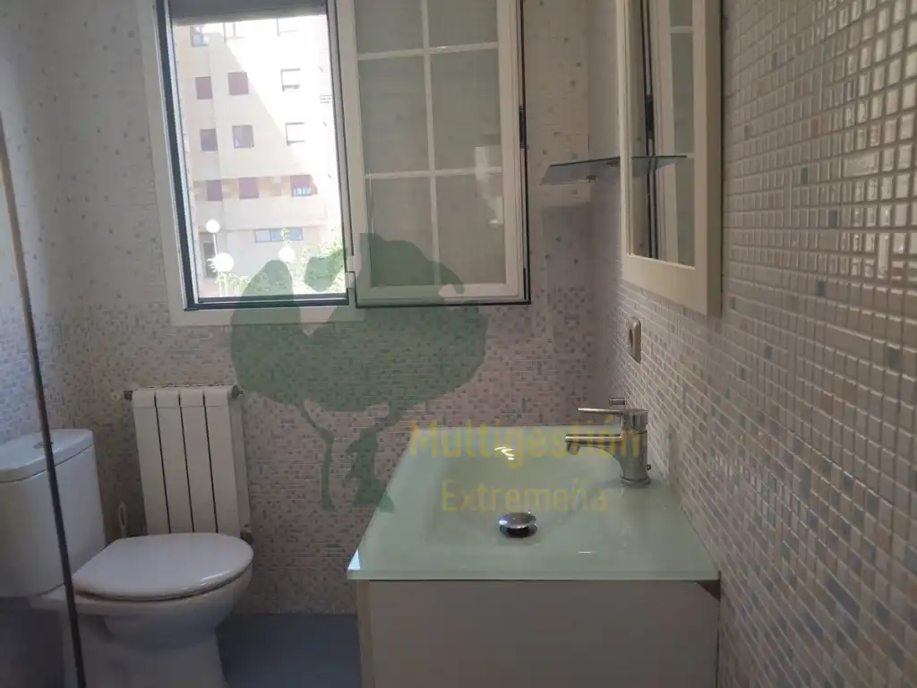 Baño de Piso en venta en Cáceres con Aire acondicionado, Jardín privado y Piscina comunitaria