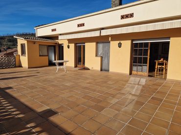 Casa aparellada amb jardí en venda a Olot