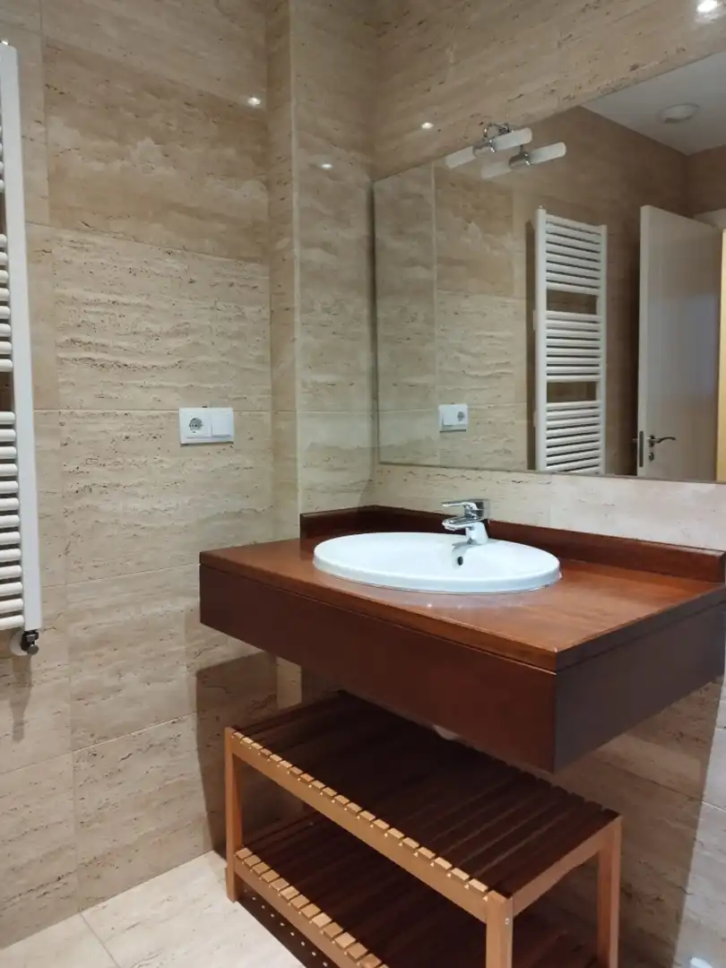 Baño de Piso en venta en Oviedo  con Calefacción