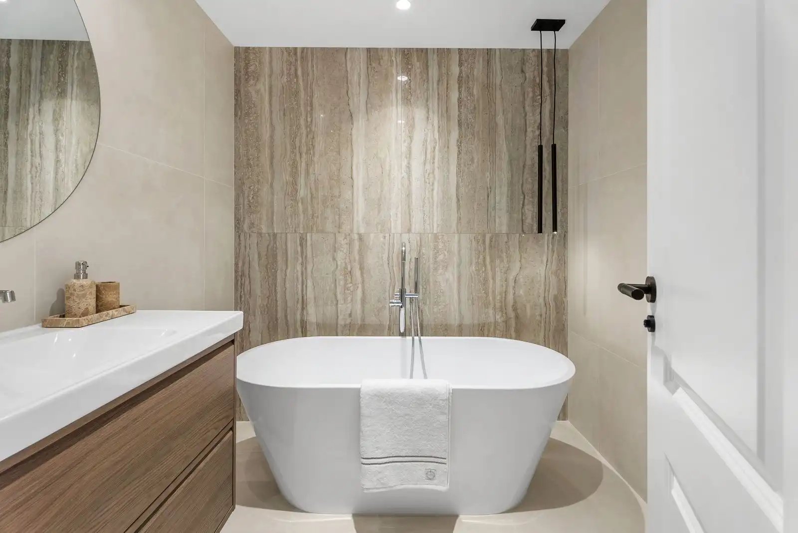 Bathroom of Flat for sale in Benahavís  with Air Conditioner, Terrace and Furnished