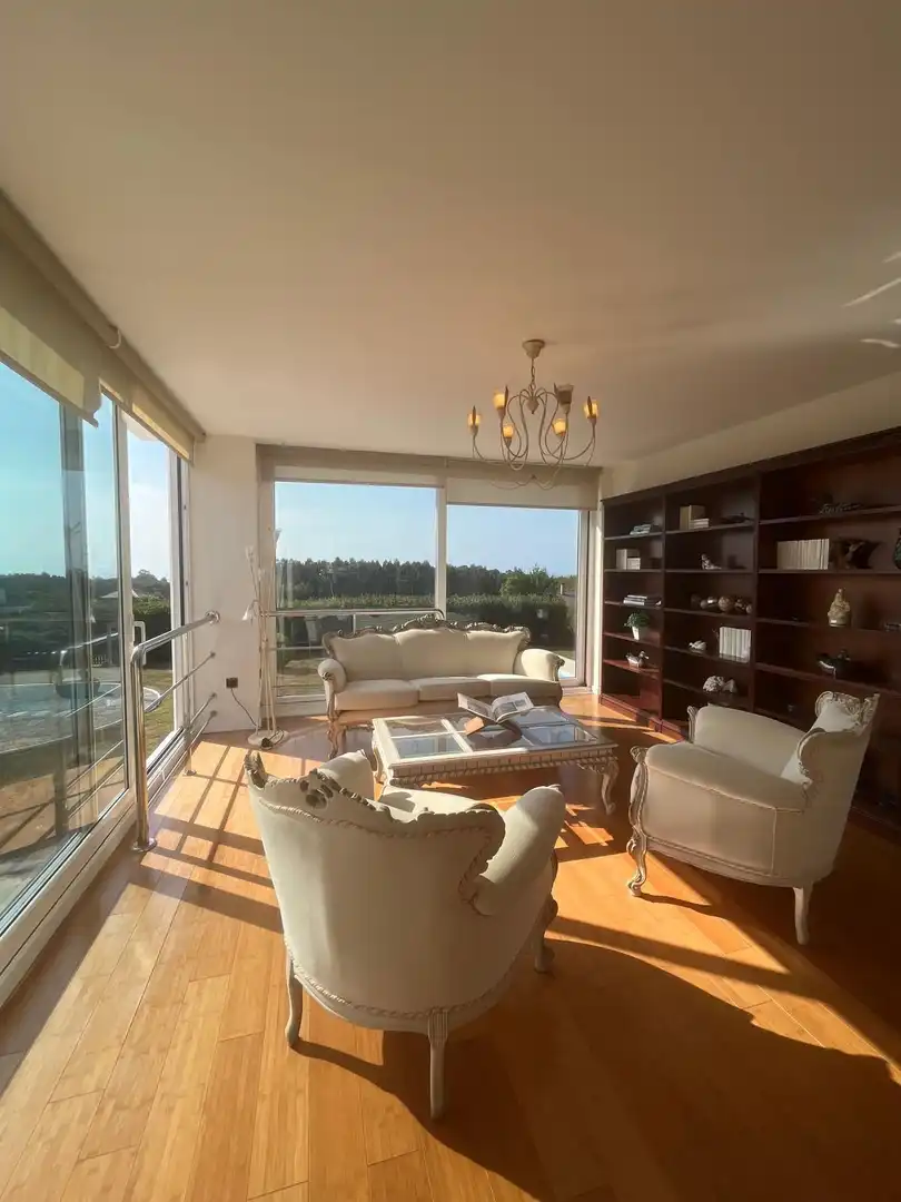 Sala d'estar de Casa o xalet en venda en Oleiros amb Calefacció, Jardí privat i Terrassa