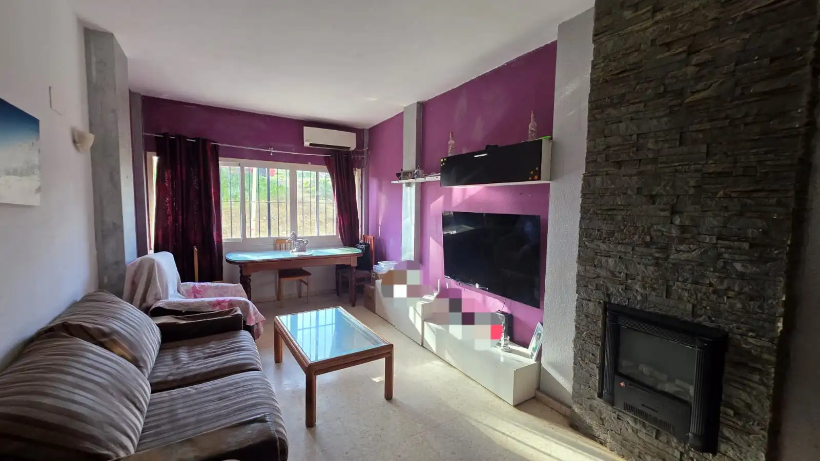 Sala d'estar de Casa adosada en venda en Pizarra amb Piscina i Balcó