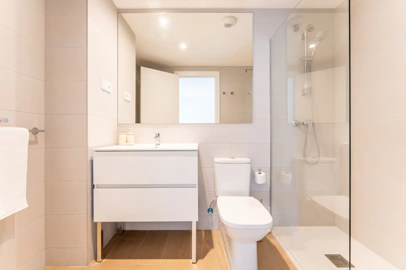 Bany de Apartament de lloguer en Madrid amb Aire condicionat, Calefacció i Traster