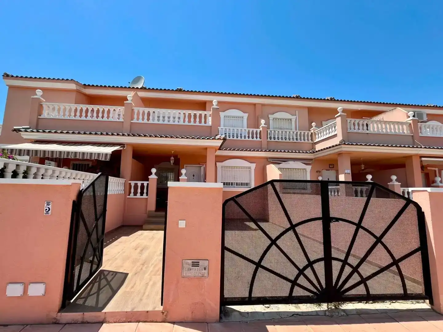 Vista exterior de Casa adosada en venda en Santa Pola amb Aire condicionat, Piscina i Balcó