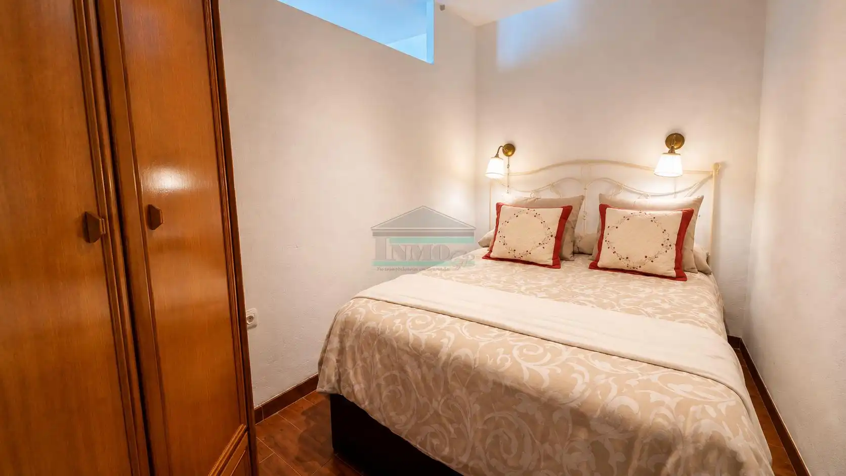 Habitación de Piso de alquiler en Granada con Jardín privado, Terraza y Amueblado