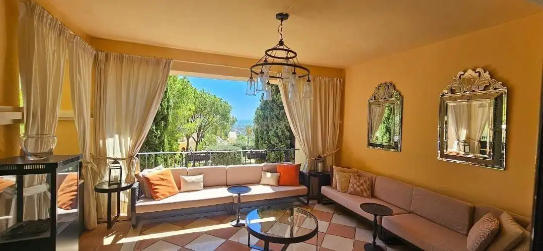 Terrasse von Wohnungen zur Miete in Benahavís mit Klimaanlage, Privatgarten und Schwimmbad
