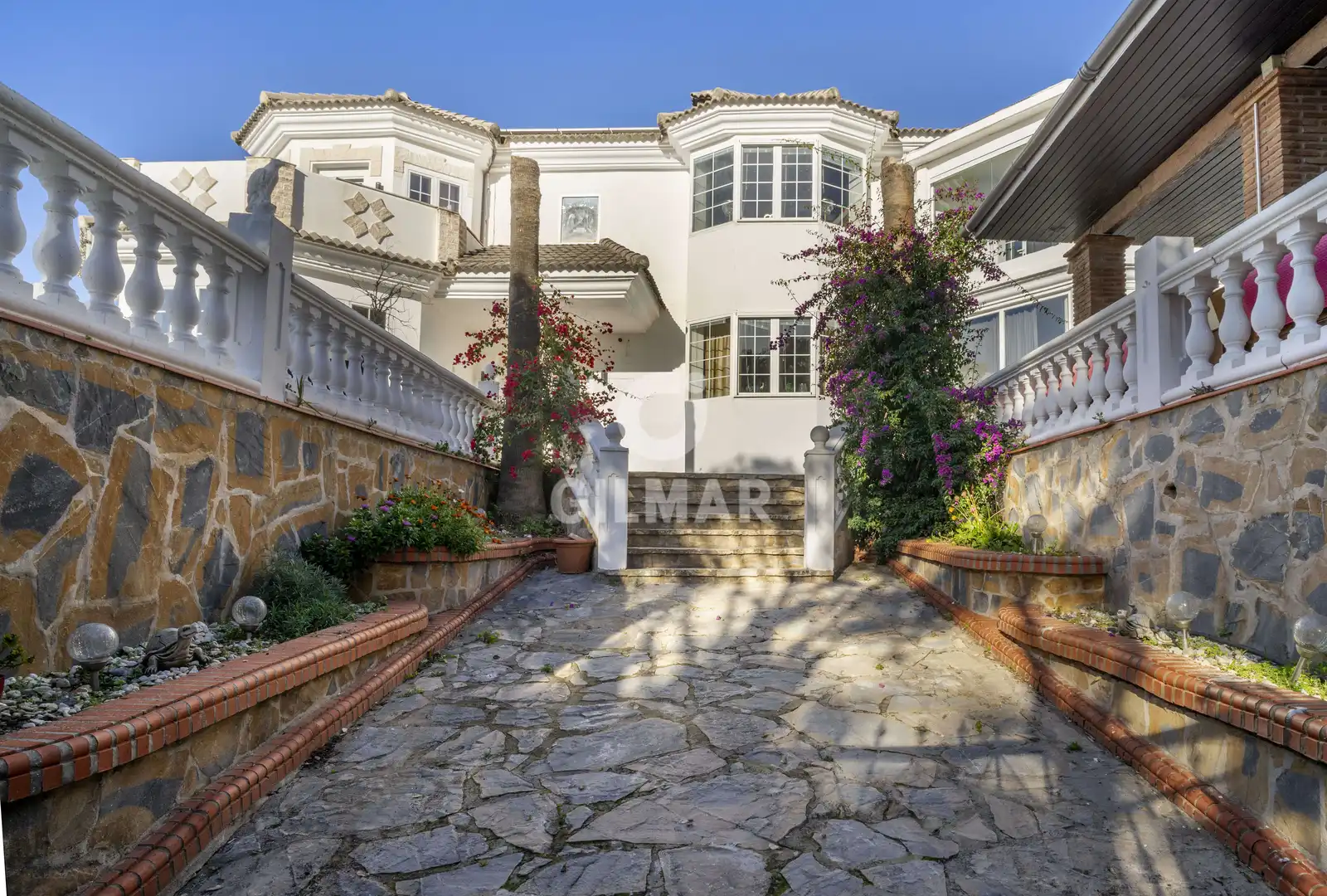 Vista exterior de Casa o xalet en venda en Estepona amb Jardí privat i Piscina