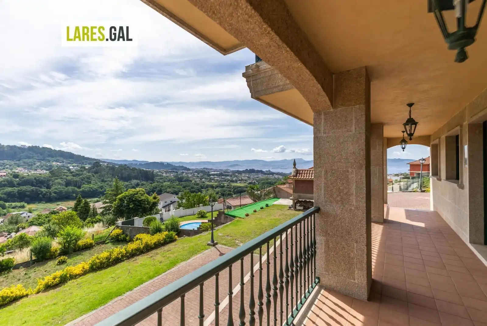 Außenansicht von Haus oder Chalet zum Verkauf in Cangas  mit Heizung, Terrasse und Möbliert