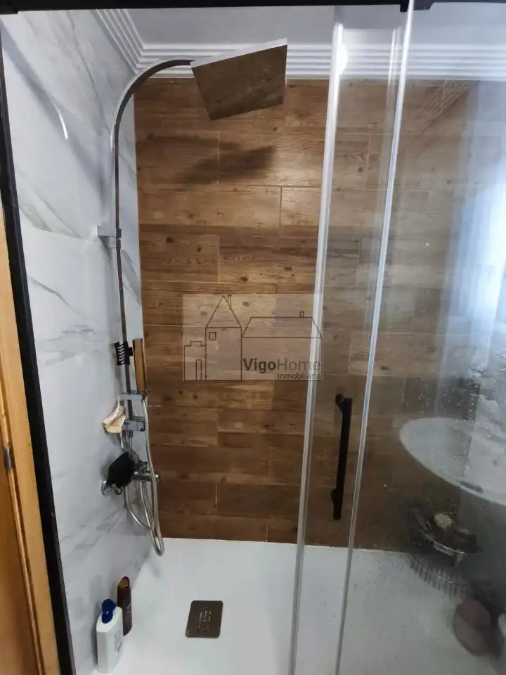 Baño de Piso en venta en Vigo  con Calefacción, Terraza y Trastero