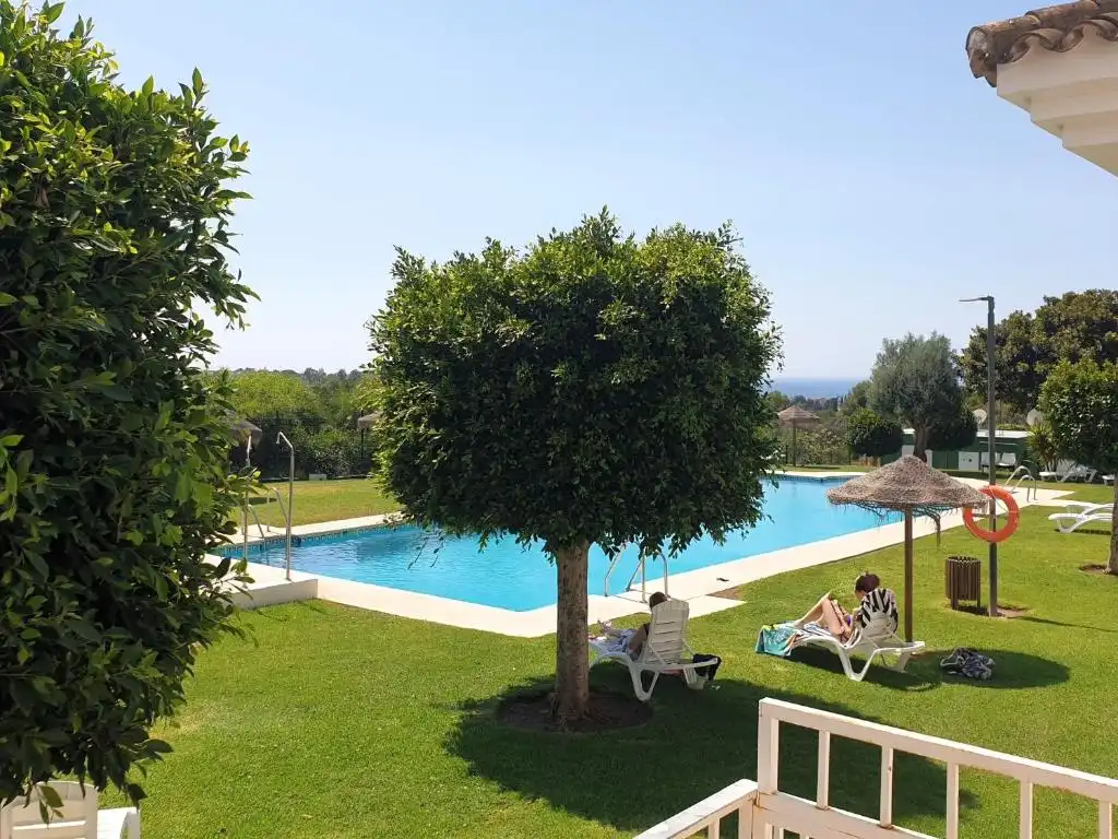 Piscina de Pis en venda en Marbella amb Aire condicionat, Terrassa i Moblat