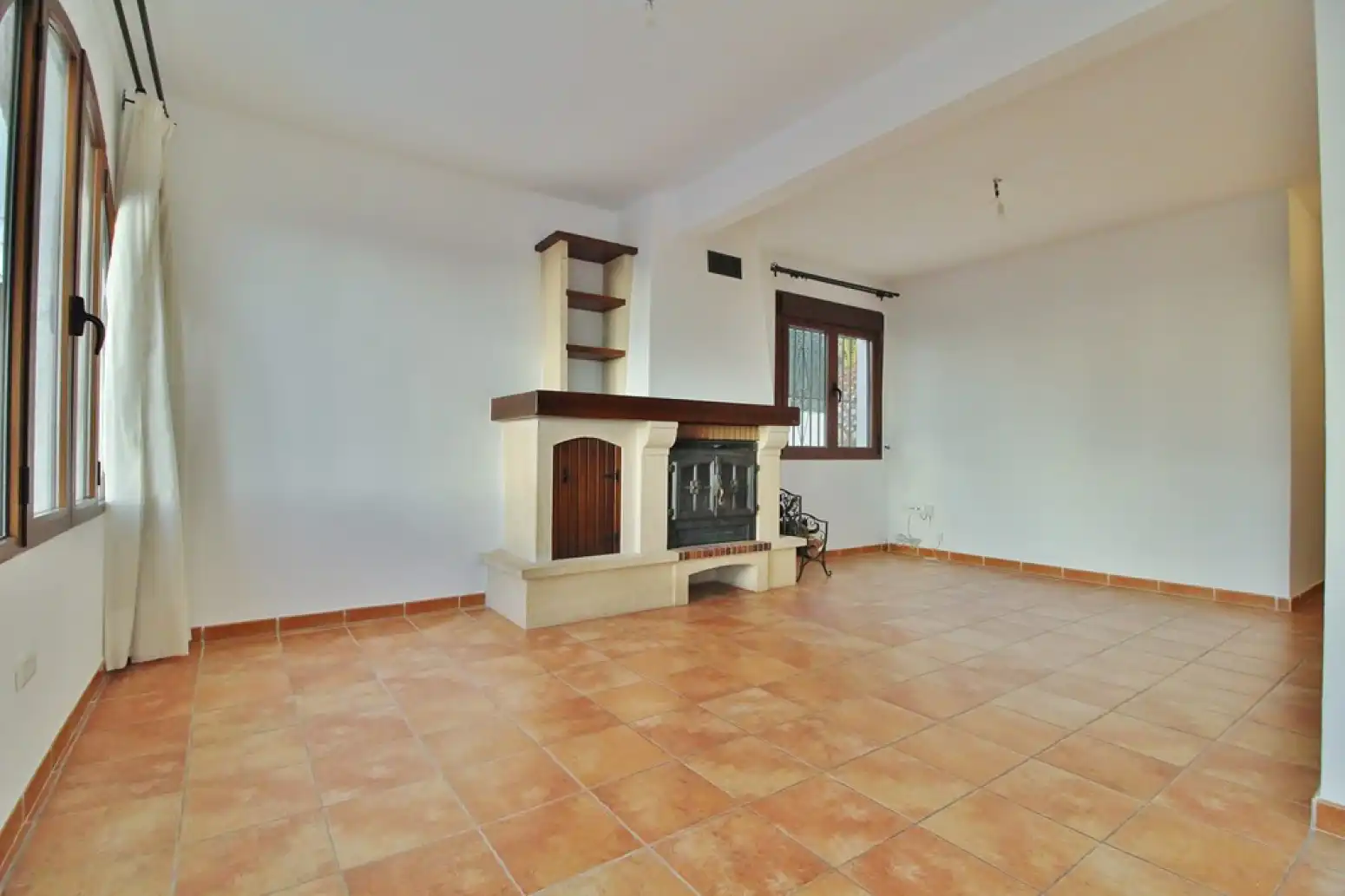 Sala d'estar de Casa o xalet en venda en Rincón de la Victoria amb Aire condicionat, Jardí privat i Terrassa