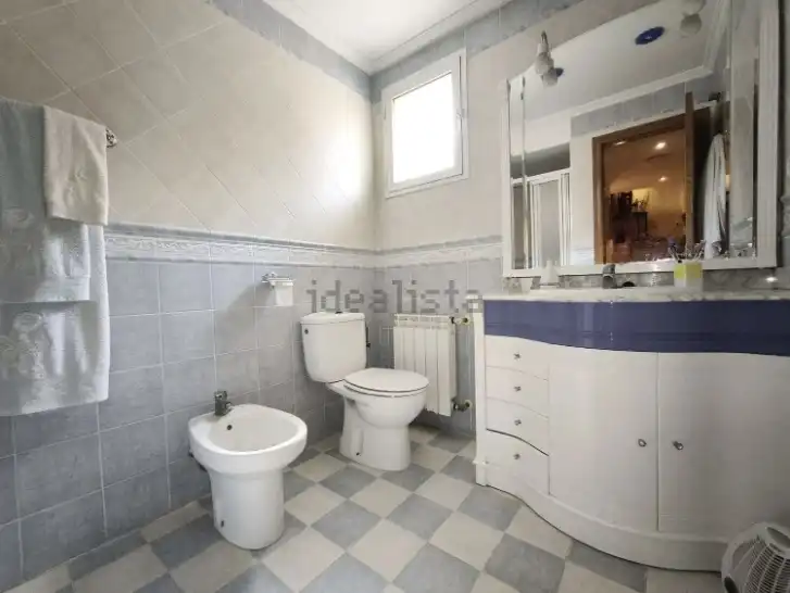 Badezimmer von Einfamilien-Reihenhaus zum Verkauf in Sedaví mit Klimaanlage, Terrasse und Balkon