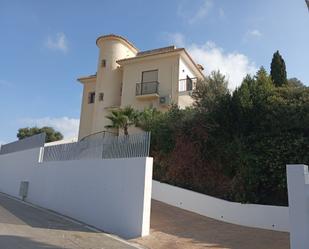 Vista exterior de Casa o xalet en venda en Benalmádena amb Aire condicionat, Terrassa i Piscina