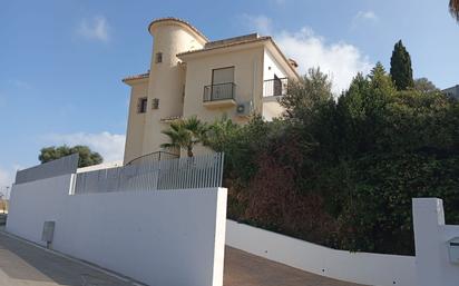 Vista exterior de Casa o xalet en venda en Benalmádena amb Aire condicionat, Terrassa i Piscina