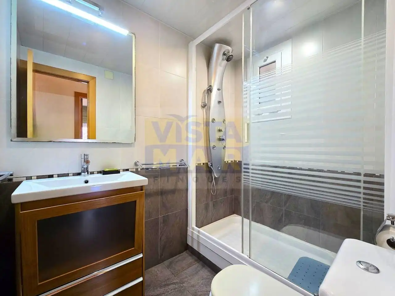 Bathroom of Attic for rent in Cubelles  with Air Conditioner, Heating and Parquet flooring