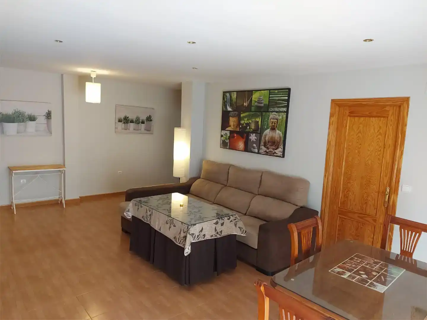 Wohnzimmer von Wohnung zur Miete in Trujillo mit Klimaanlage, Privatgarten und Parkett