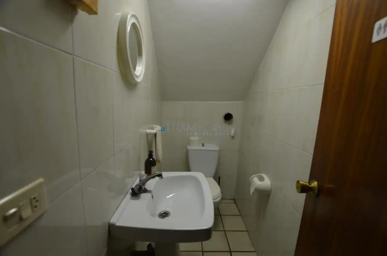 Badezimmer von Einfamilien-Reihenhaus zum Verkauf in Tui mit Heizung