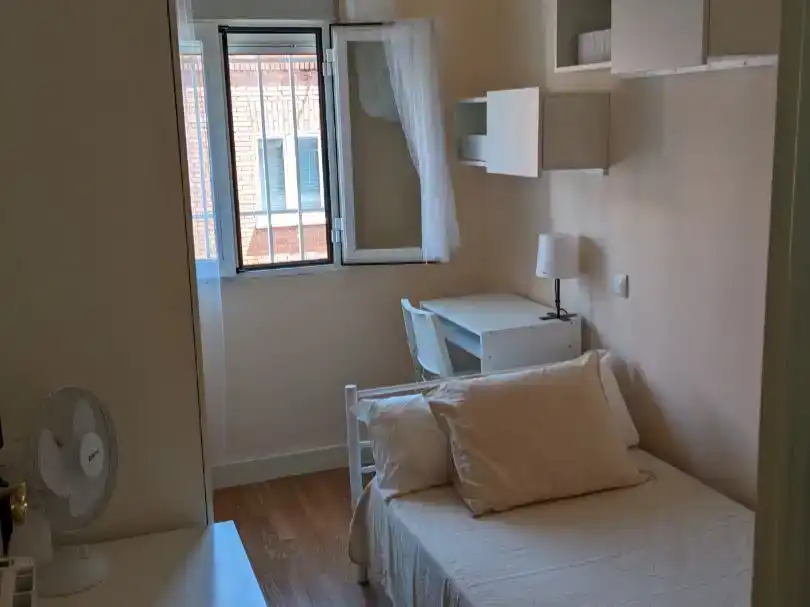 Schlafzimmer von Wohnung zur Miete in  Madrid Capital mit Klimaanlage und Balkon