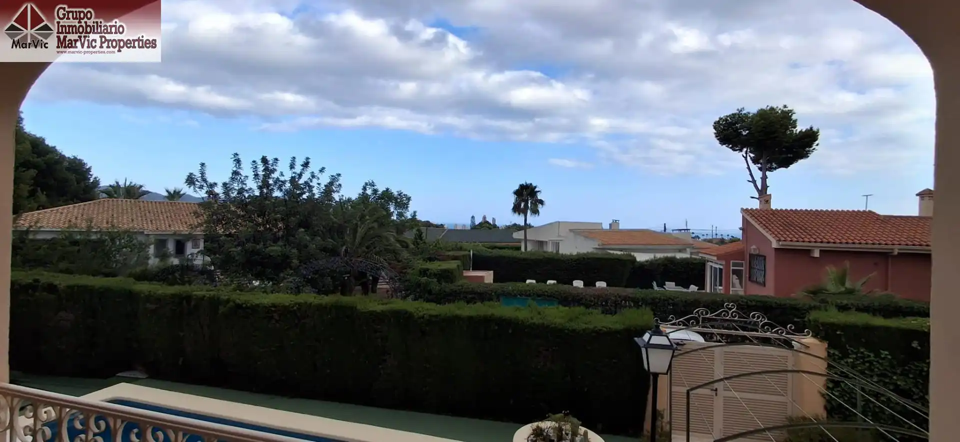Vista exterior de Casa o xalet en venda en Benidorm amb Aire condicionat, Jardí privat i Terrassa