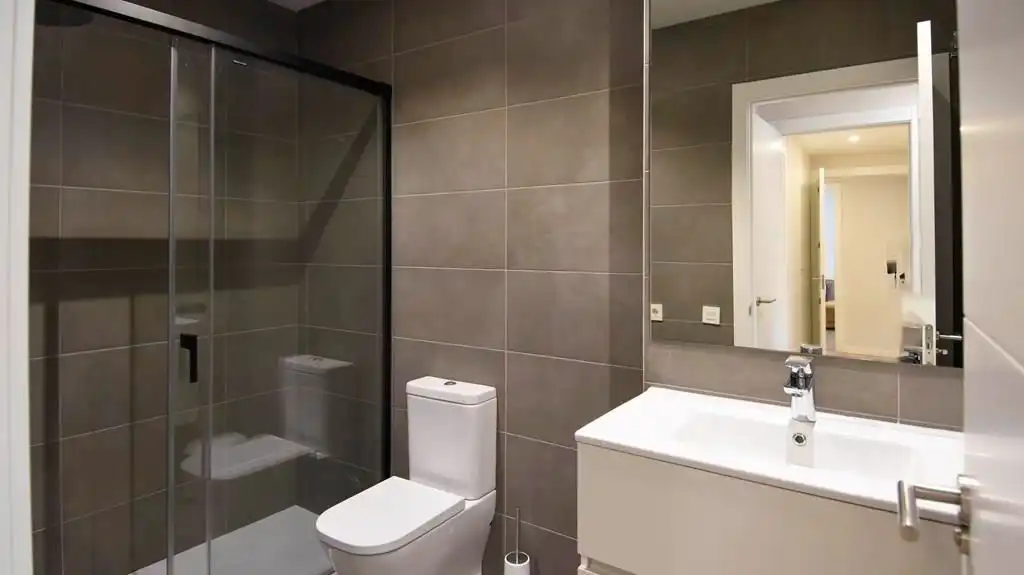 Badezimmer von Wohnung zur Miete in Domeny