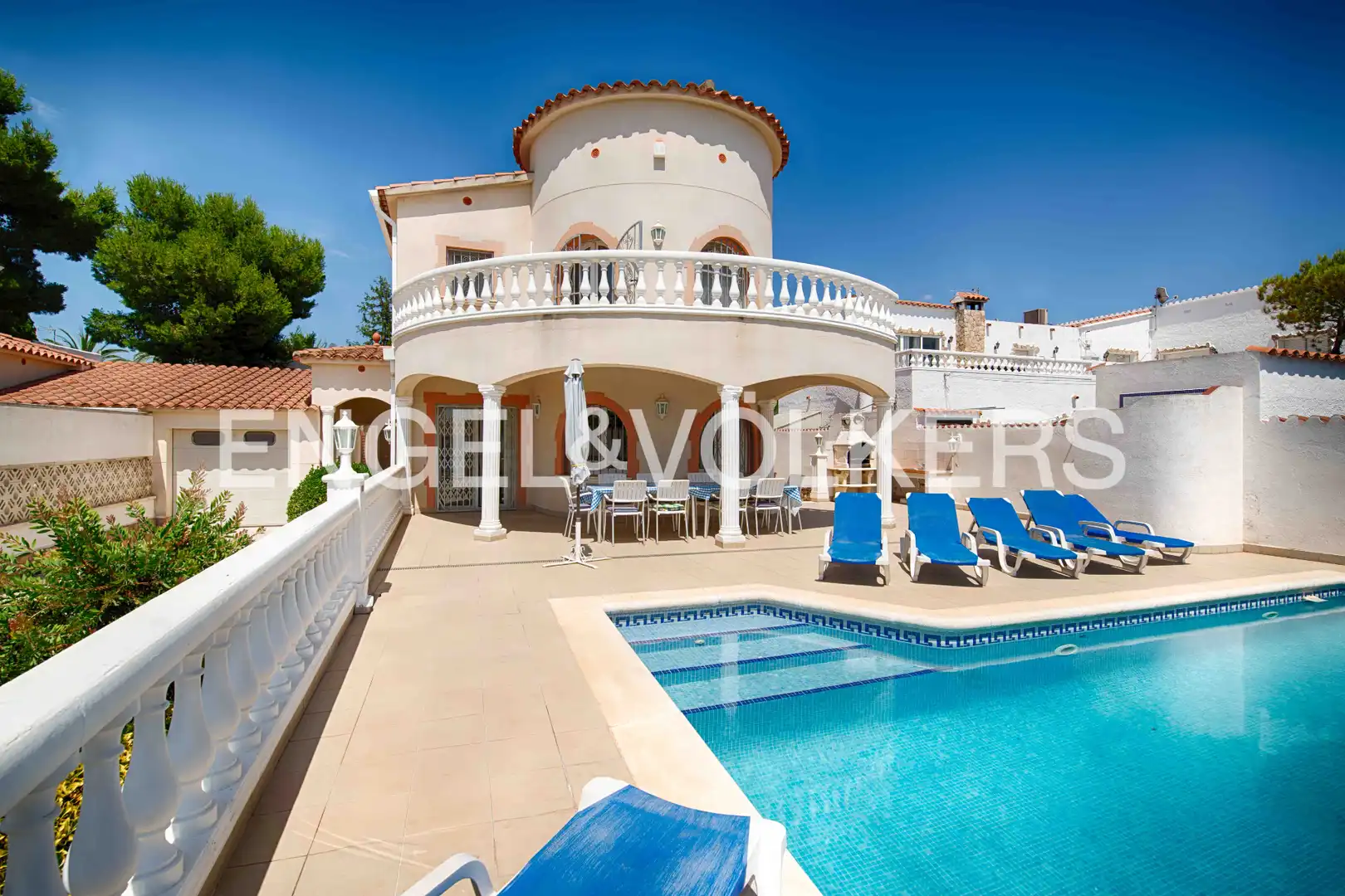 Casa con piscina en venta en Carrer Pení