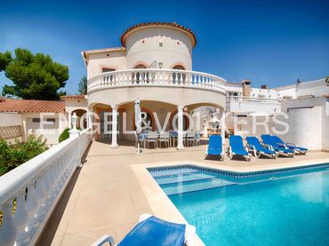 Casa con piscina en venta en Carrer Pení