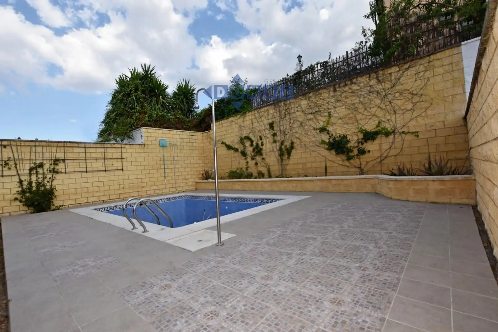 Piscina de Casa adosada en venda en Ronda amb Aire condicionat, Calefacció i Terrassa