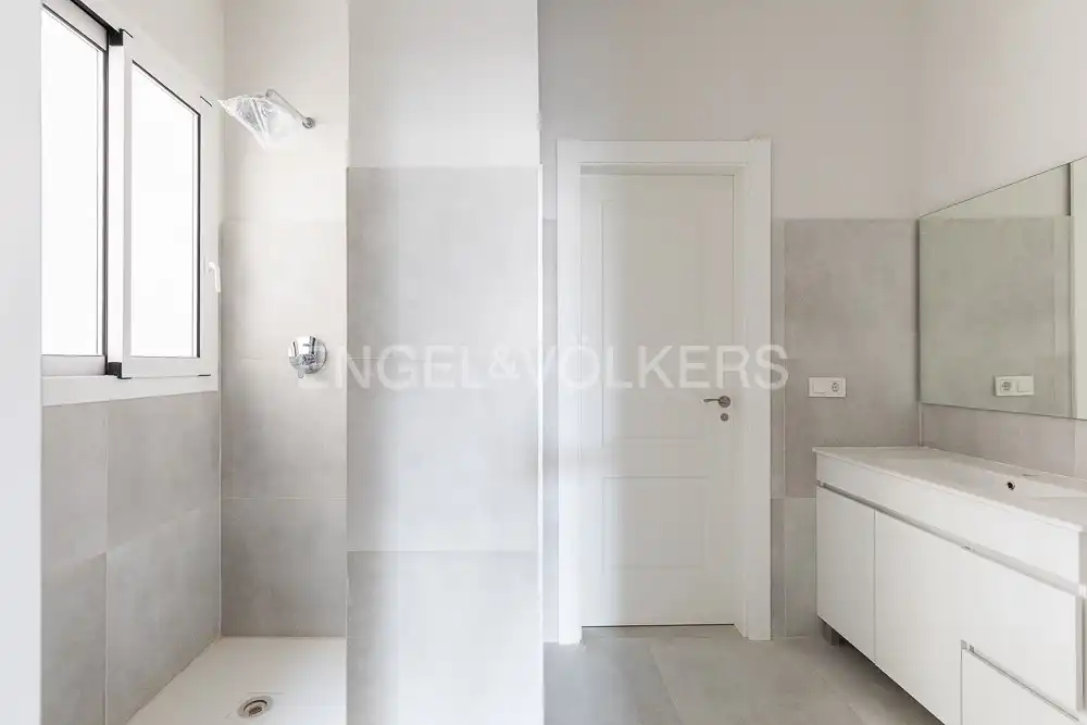 Badezimmer von Wohnung zum Verkauf in Valencia mit Klimaanlage, Heizung und Balkon