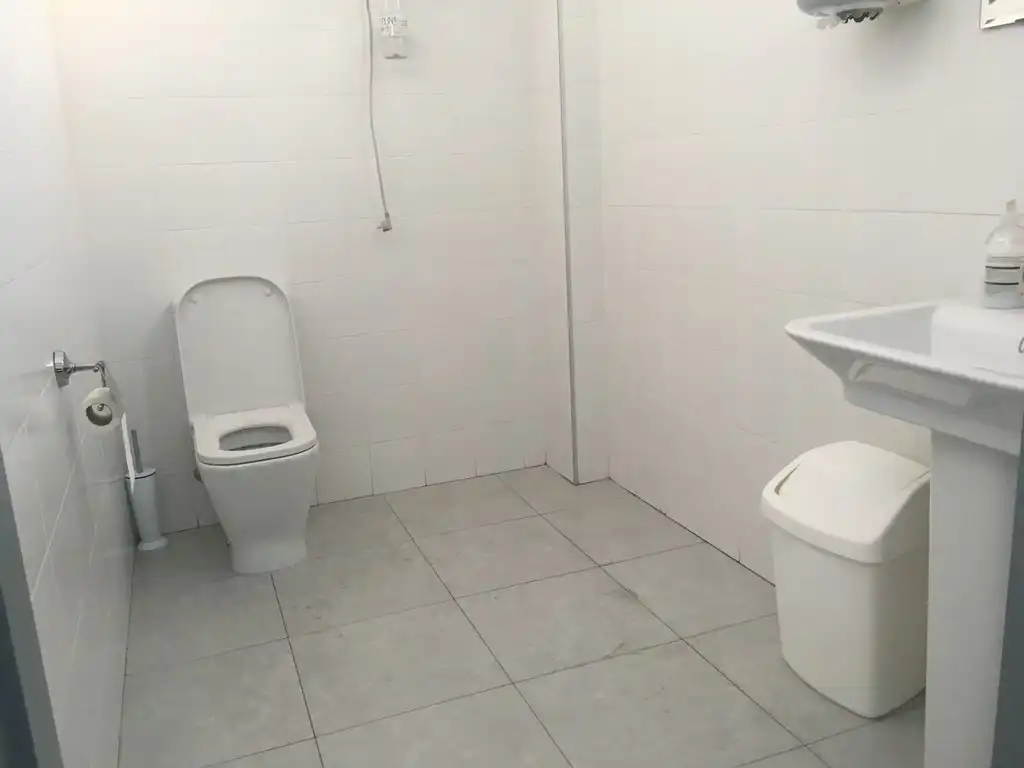 Baño de Nave industrial de alquiler en A Coruña Capital 
