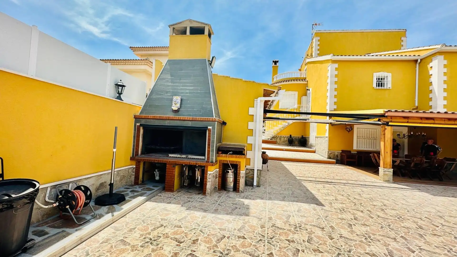 Vista exterior de Casa o xalet en venda en Orihuela amb Calefacció, Jardí privat i Terrassa