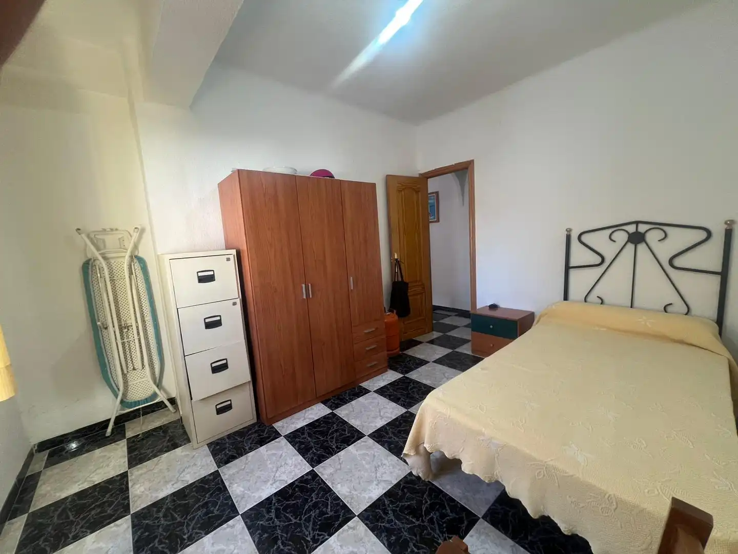 Habitación de Piso de alquiler en Granada con Amueblado y Balcón
