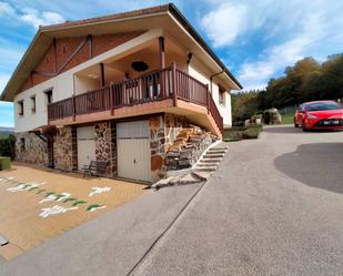 Vista exterior de Casa o xalet en venda en Zuia amb Jardí privat, Terrassa i Traster