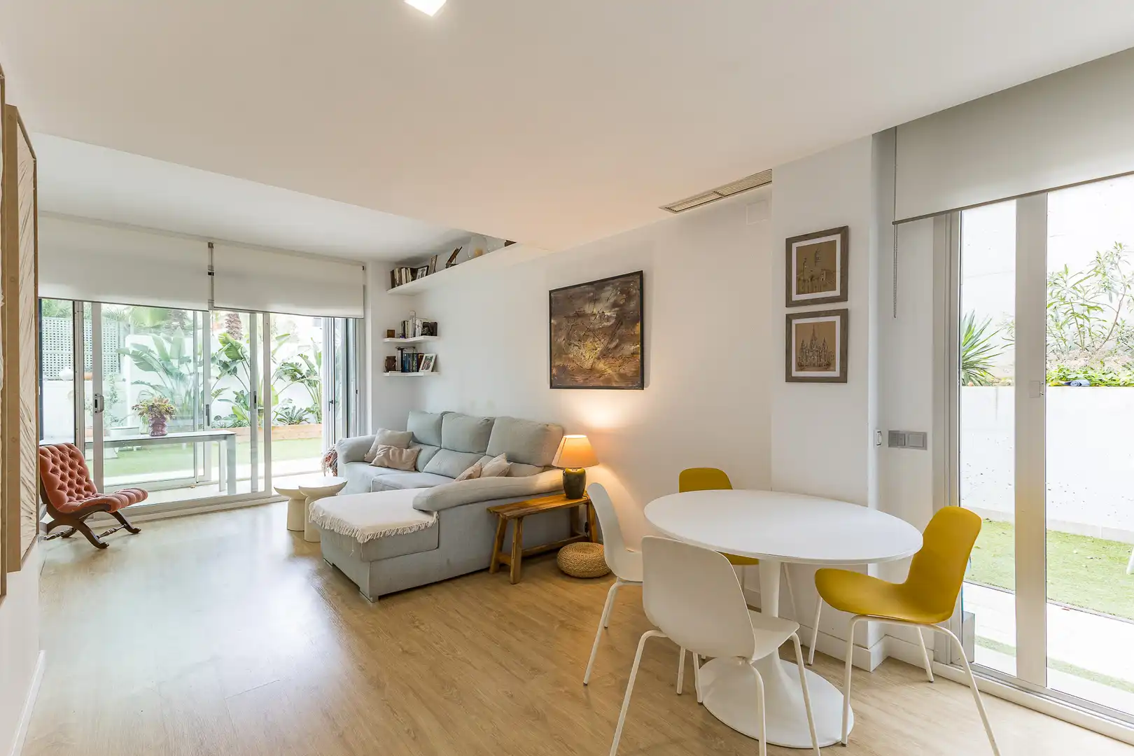 Wohnzimmer von Wohnungen zum Verkauf in Sitges mit Klimaanlage, Heizung und Privatgarten