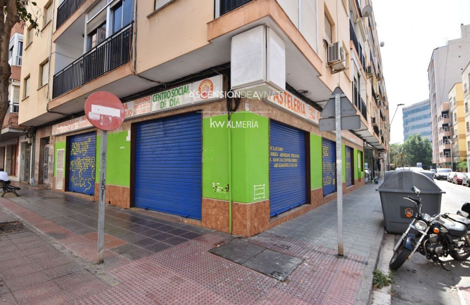 Vista exterior de Local de alquiler en  Almería Capital