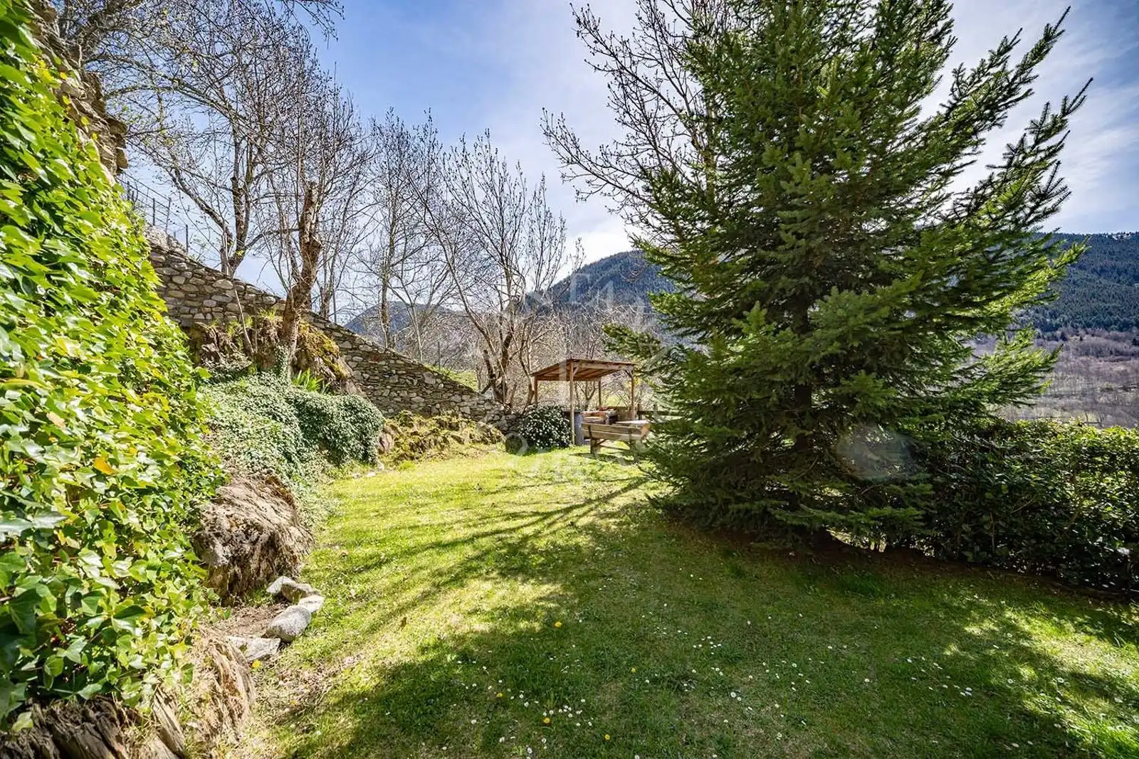 Jardí de Casa o xalet en venda en Naut Aran amb Traster