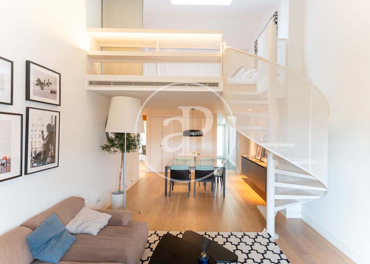 Sala de estar de Dúplex de alquiler en  Madrid Capital con Aire acondicionado, Calefacción y Amueblado
