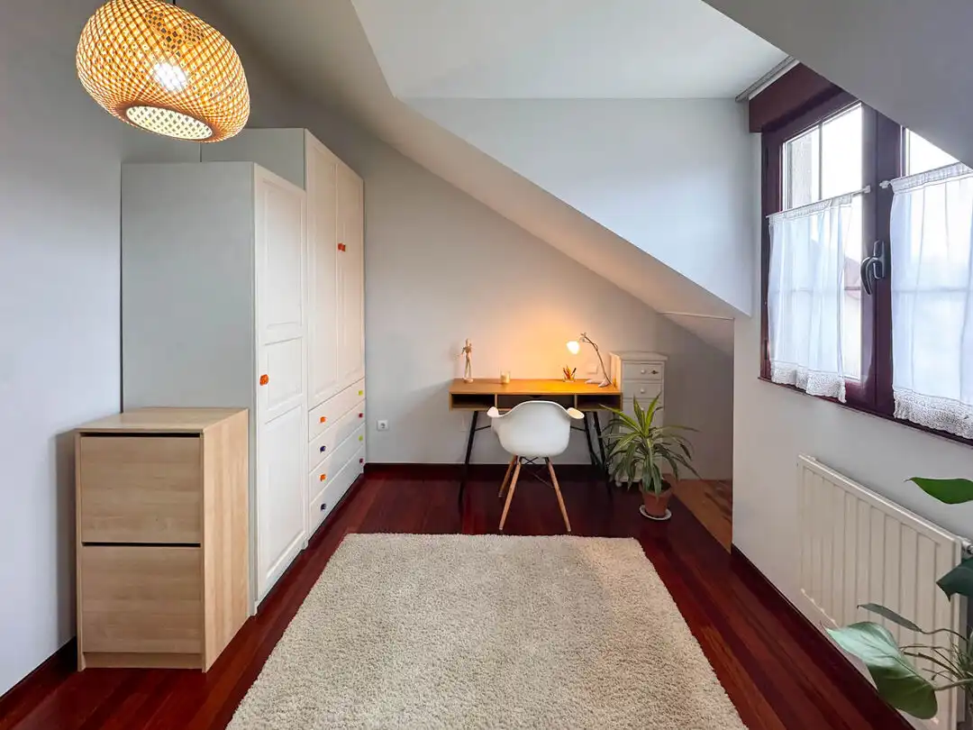 Schlafzimmer von Dachboden zur Miete in Entrambasaguas mit Heizung, Terrasse und Schwimmbad