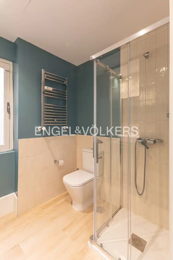 Badezimmer von Wohnung zur Miete in Madrid mit Klimaanlage, Heizung und Parkett